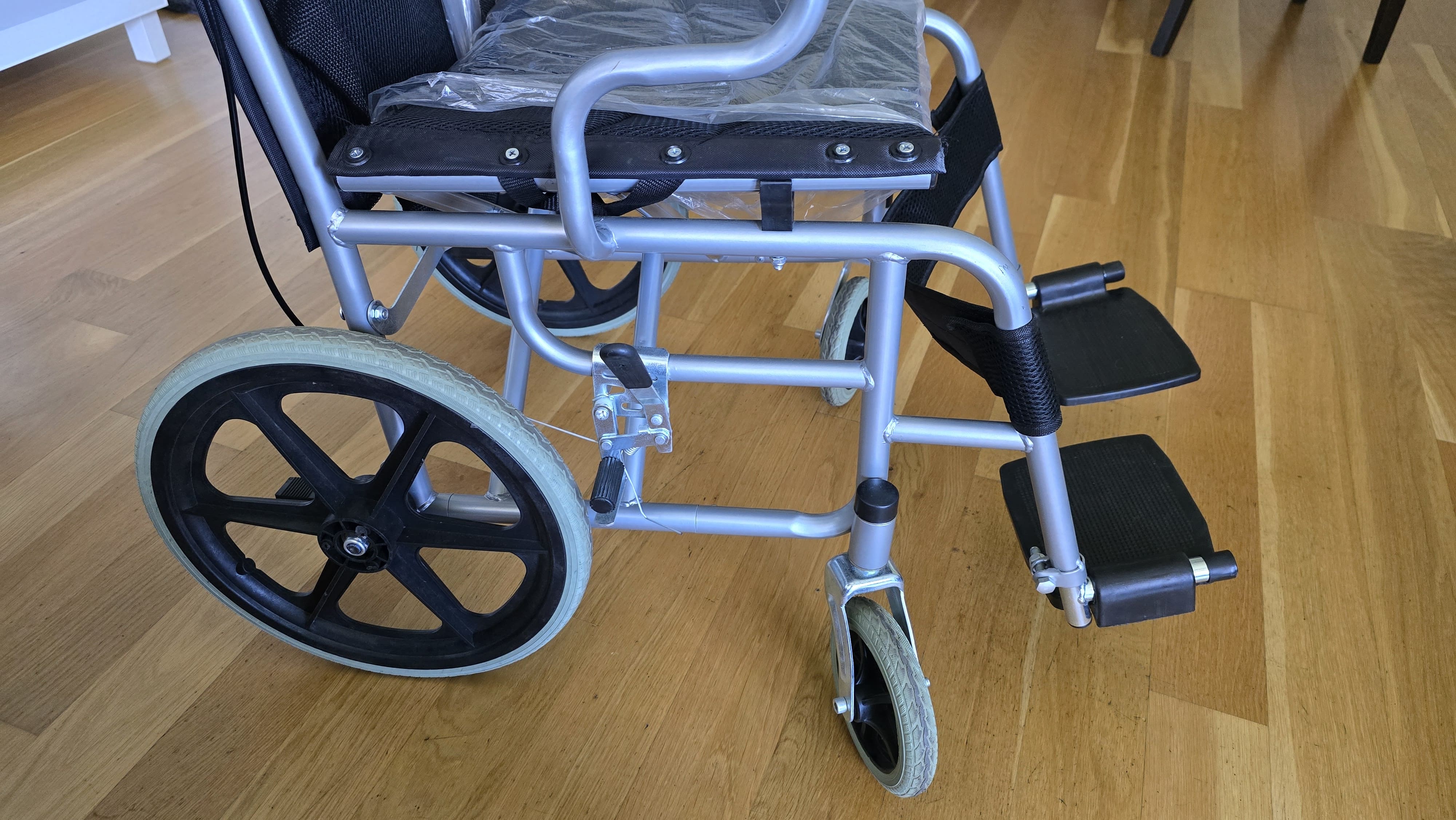 MediPro 16” Foldable Wheelchair – Lightweight & Portable (Almost New + Extra Wheels)